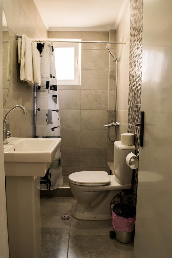 Christina Perlia Studios Poros Town Bagian luar foto